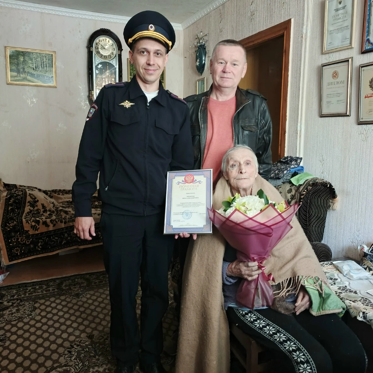 В Людиново полицейские и ветераны поздравили с 90-летием ветерана органов внутренних дел