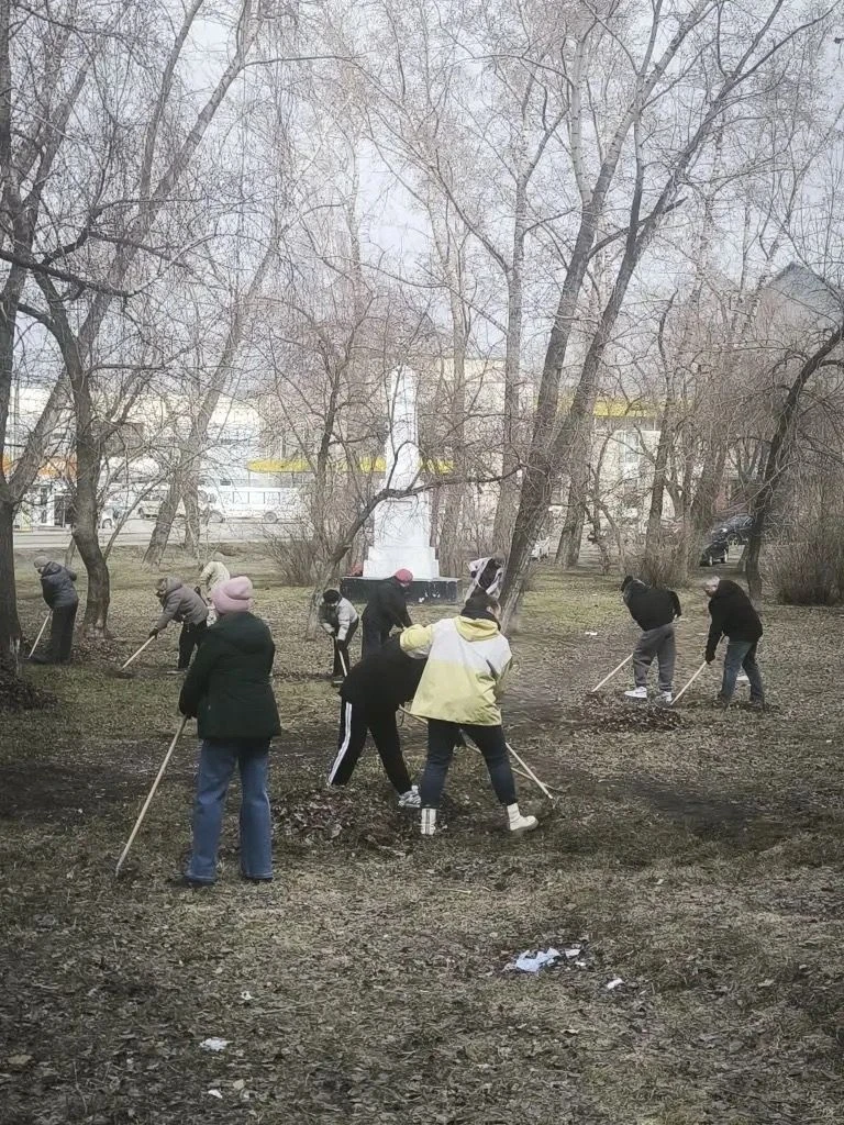 🍂🧹В Бийске полным ходом идут весенние субботники ⁣ В городе активно приводят в порядок общественные 
