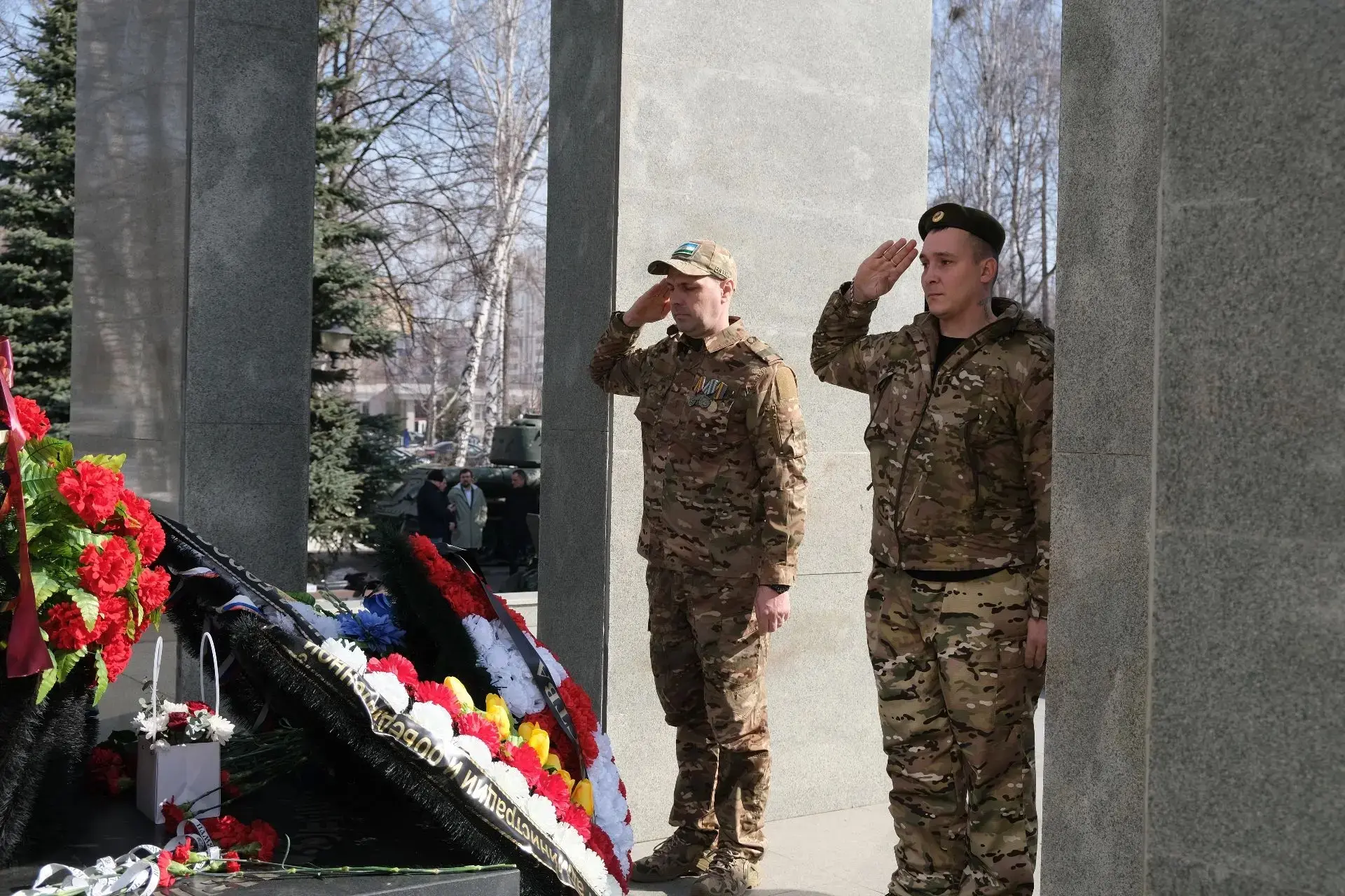 Сегодня, в День  войск национальной гвардии России, в парке Победы возложили цветы к стеле воинам-ин