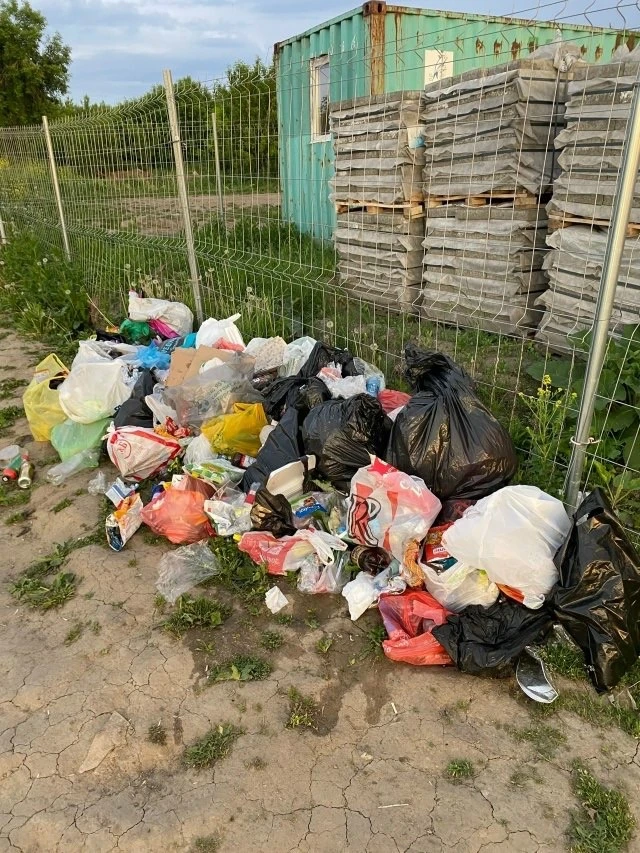 На «Чемской набережной» отдыхающие оставляют мусор возле лестницы

Для кого они его оставляют и кто 