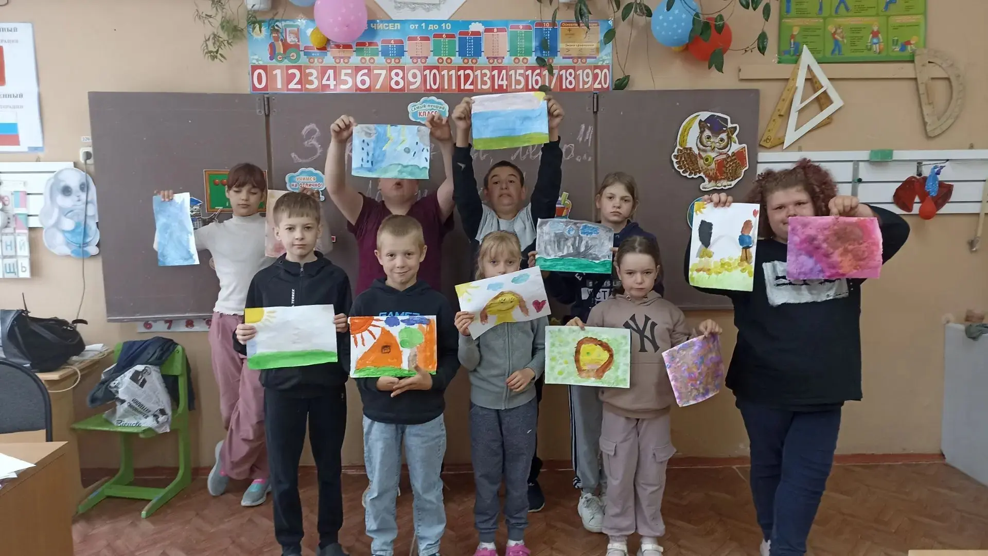 "🏵Разноцветный день" в нашем лагере начался бодро - с утренней зарядки под музыку "Оранжевое солнце