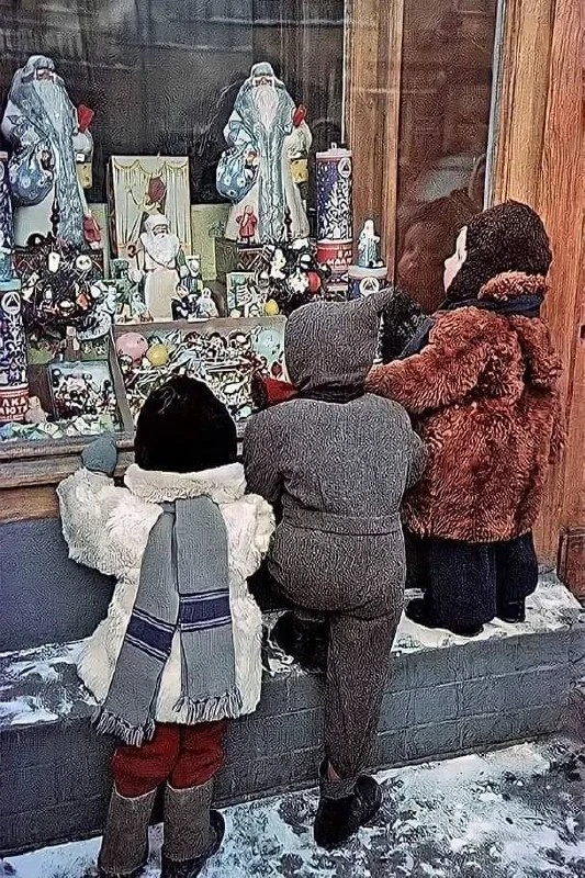 Новогодняя витрина их очаровала. СССР, 1955 г. :)