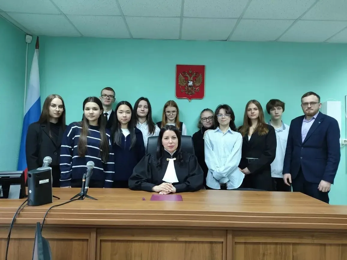 👩‍⚖️ Из класса — в зал заседаний: школьники познакомились с работой суда  Старшеклассники посетили Н