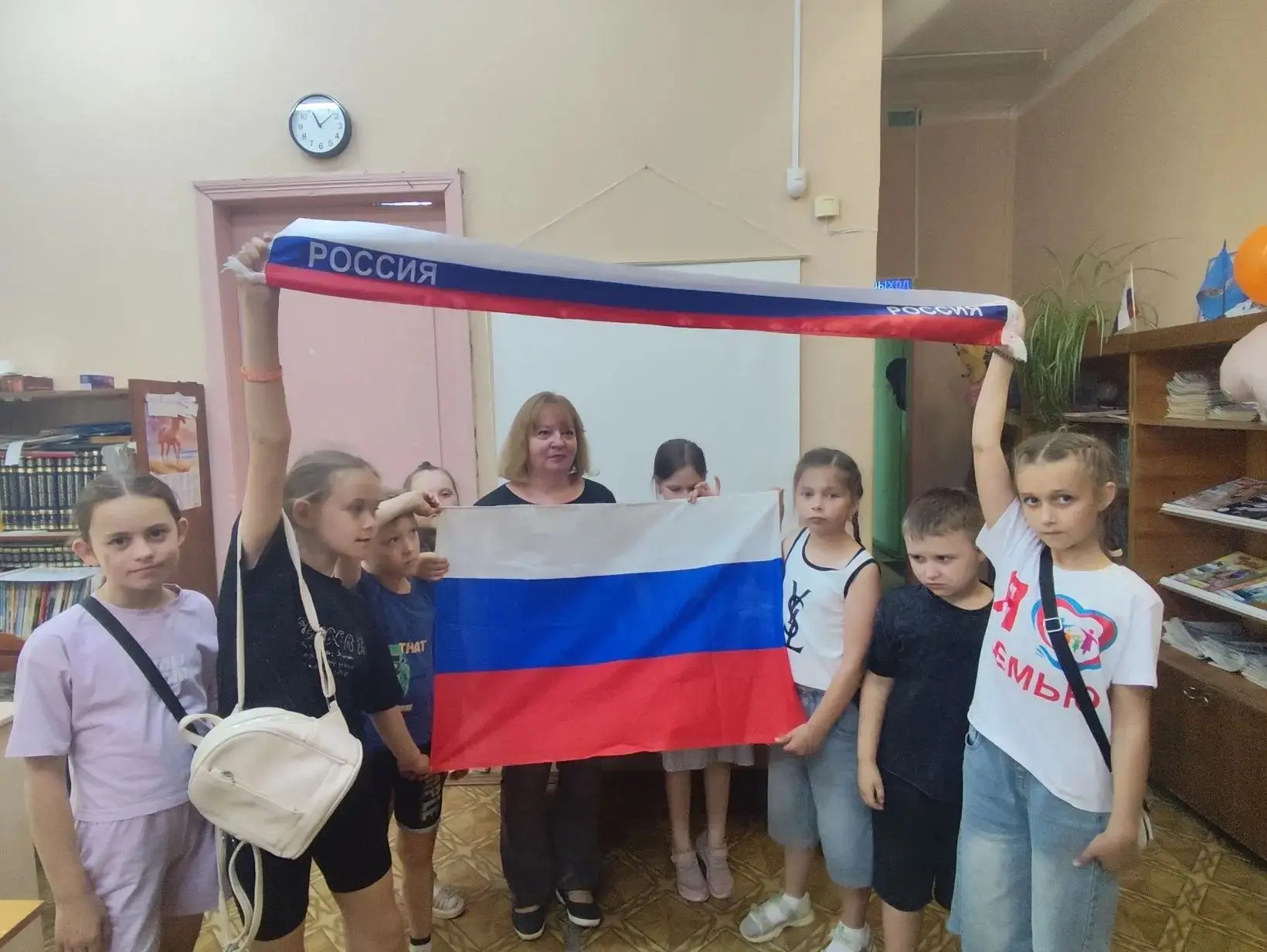 Сегодня в лагере дневного пребывания прошел тематический день "Я и моя Россия". Дети посетили детску
