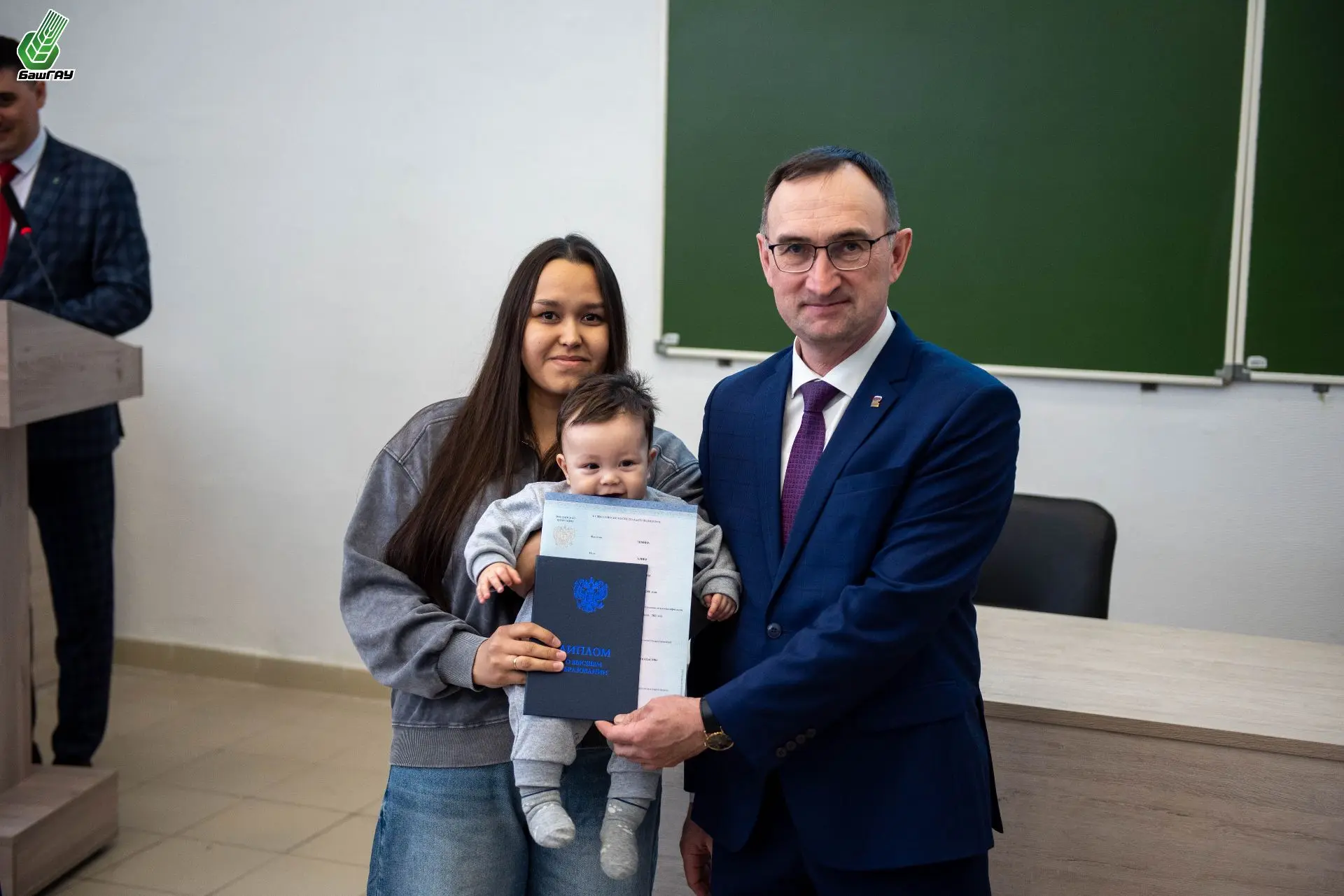 📃🎓БашГАУ начал торжественное вручение дипломов выпускникам заочной формы обучения  Первыми заветные 