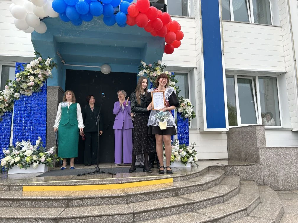 🔔 Последний звонок — начало новой главы!  Сегодня в нашей гимназии царила особенная атмосфера: волне