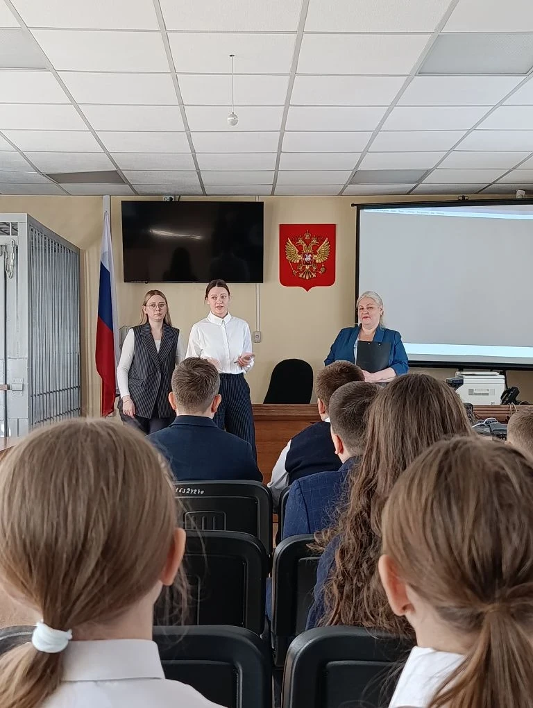 Ученики 5Д класса посетили Свердловский районный суд. Ребятам не только показали здание суда, но и п