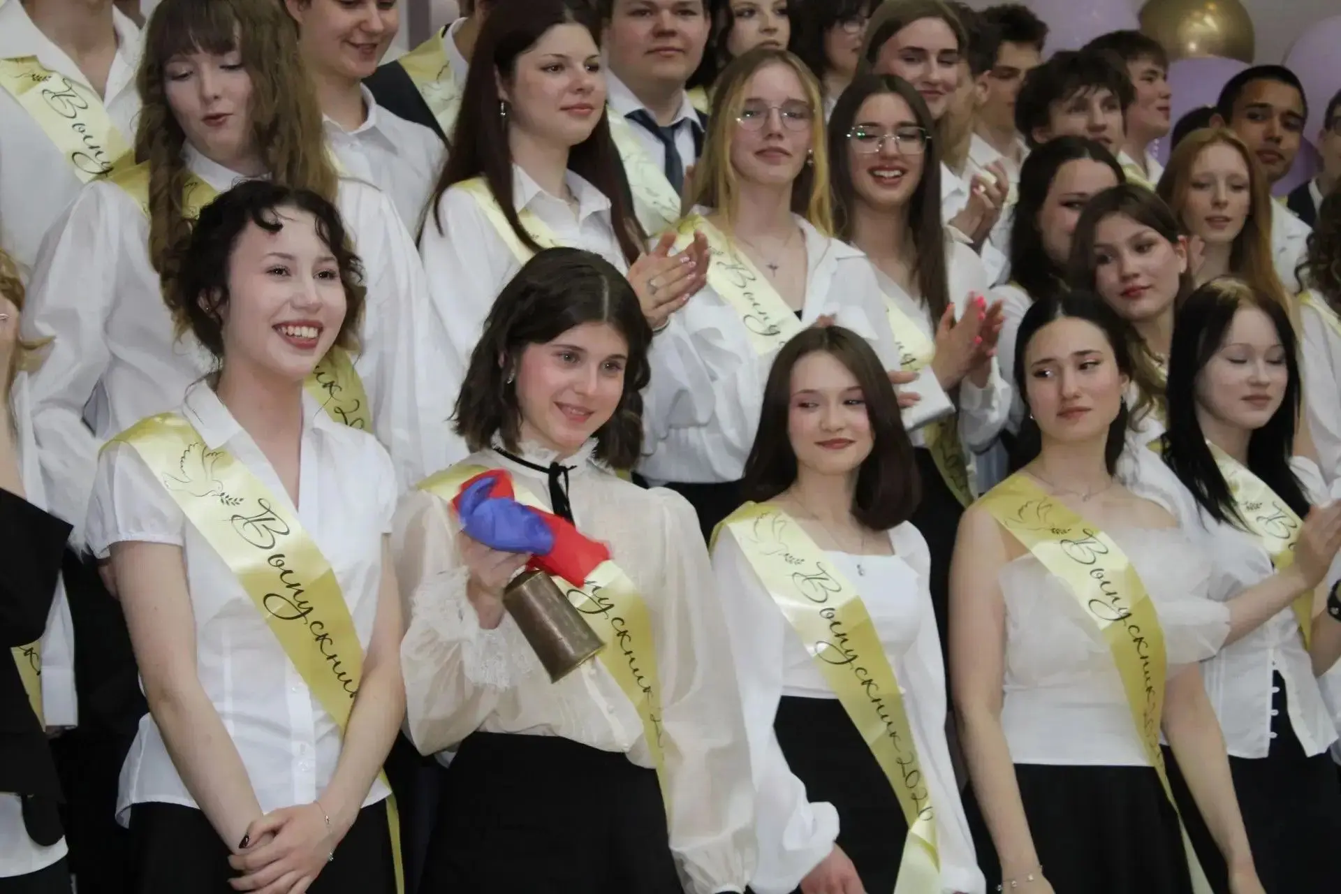 Сегодня в нашей школе прозвенел последний звонок для выпускников. Поздравляем всех одиннадцатиклассн