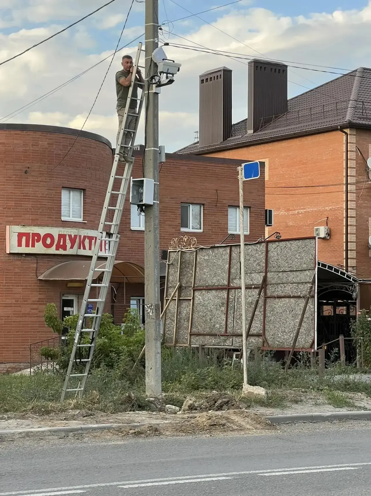 На выезде из Азова в сторону Кагальника устанавливают камеру