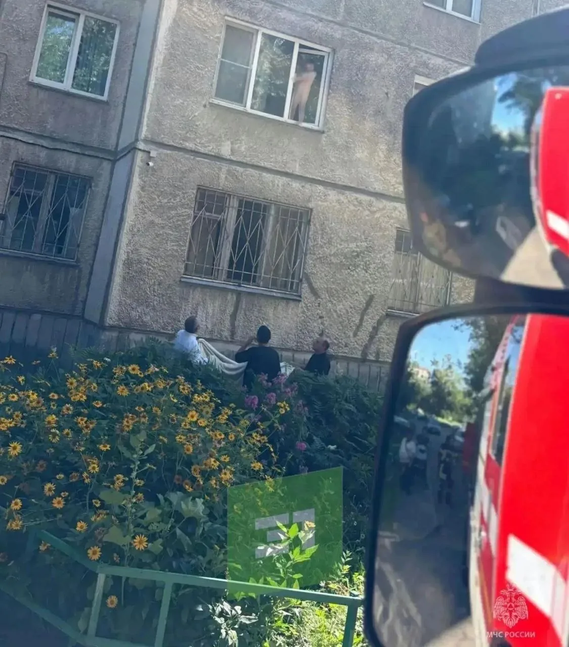 Малышка стояла в открытом окне