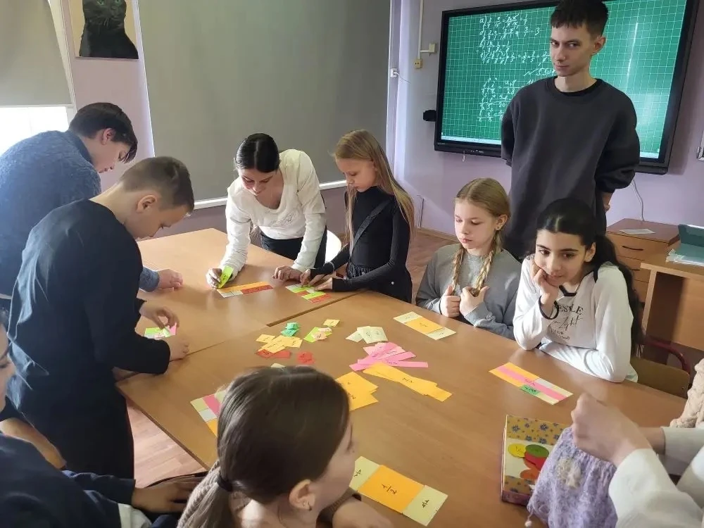 Открываем мир математики через игру  ⭐️Ученицы 8 «А» класса Кукарина Виктория и Полякова София высту