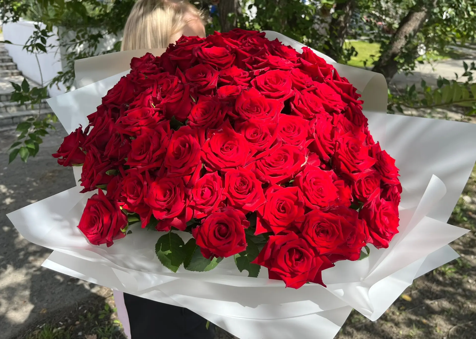 У нас сегодня день доставок букетов красных роз 😍