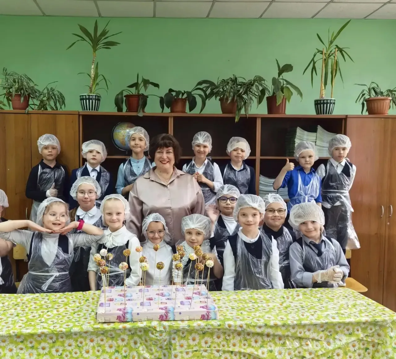🍩🍫Для учащихся 1А, 1В и 1Д классов был проведён кондитерский мастер-класс. Дети попро...