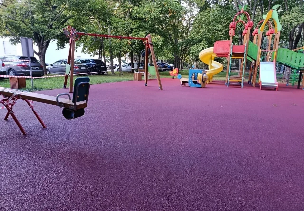 На детской площадке на Чертановской, 8, сделали новое резиновое покрытие. Теперь ребята...