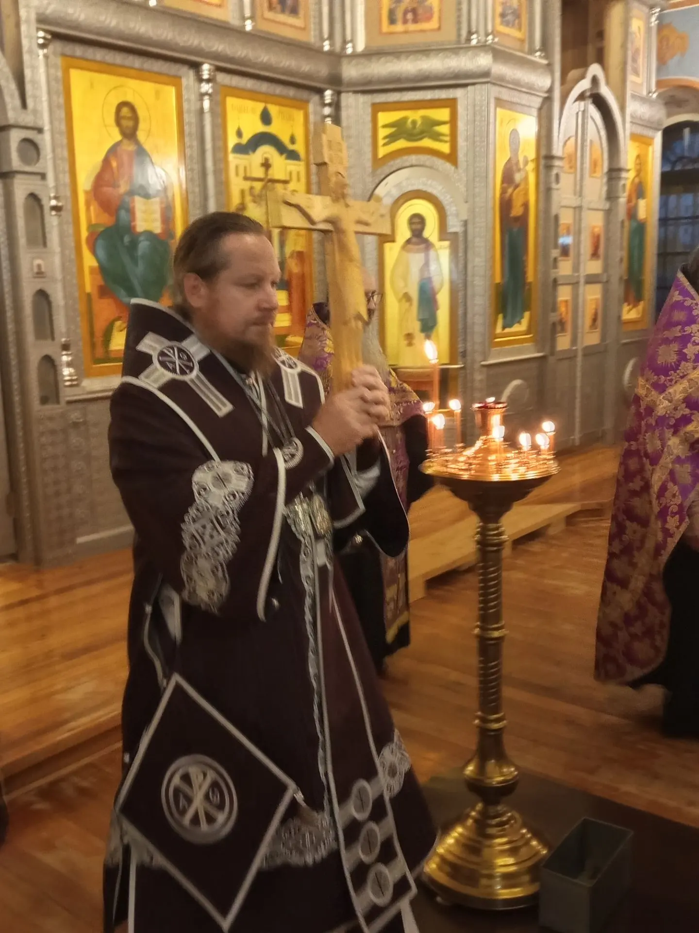 За богослужением был совершён чин Воздвижения Животворящего Креста Господня.