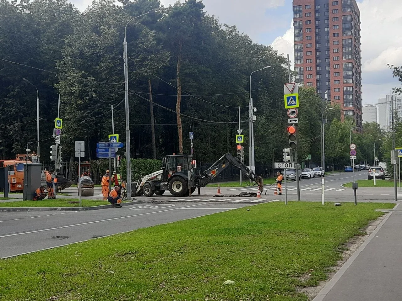 ❗Жители показывают, что прямо сейчас происходит на перекрёстке Шушенской и Коминтерна.