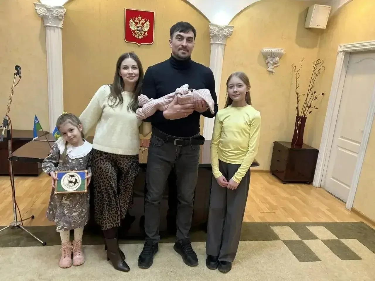 Больше 10 000 малышей получили подарок «Расту в Югре» в 2026 году