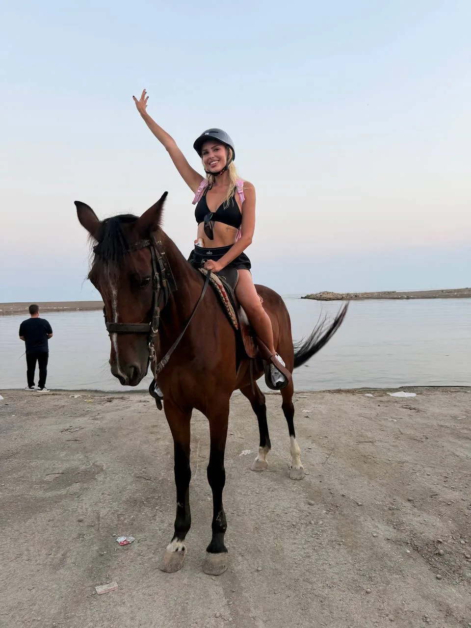 Максимально заполняем последние денечки отпуска❤️ Вчера гуляли по морю и лесу на лошадя...