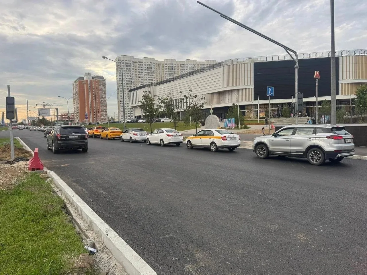 Москвичи начали приезжать на заправки к 5 утра, чтобы избежать очередей!