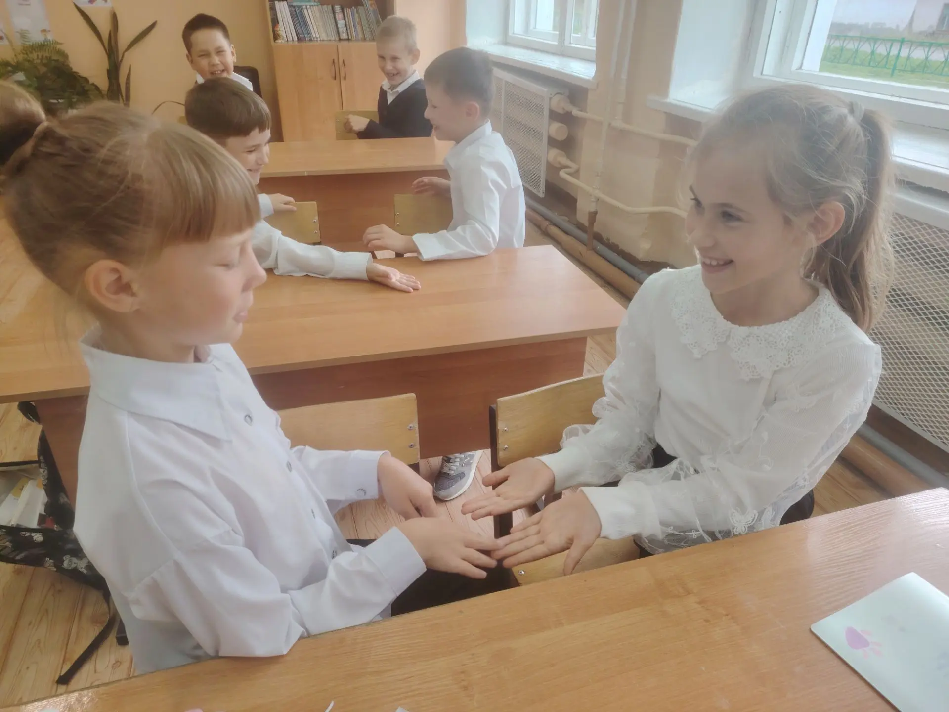 Первое занятие театрального кружка прошло у учеников 3–4 классов: ребята учились выража...
