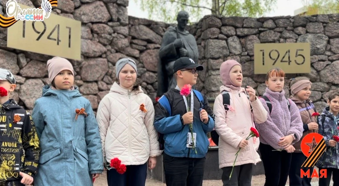 Школьники возложили цветы к мемориалу   Накануне празднования Великой Победы ученики 1-4, 2-2 и 2-4 