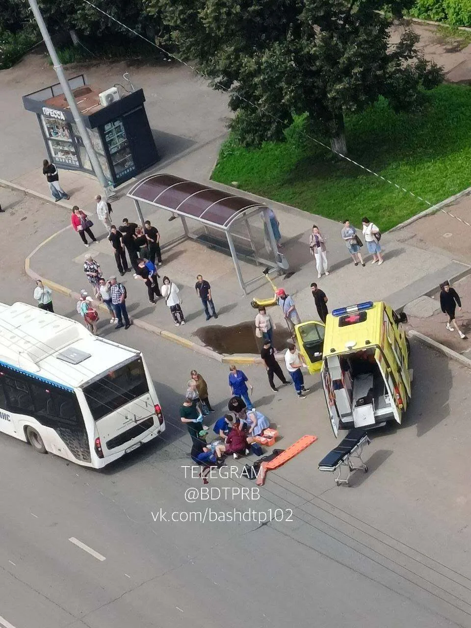 Автор: Ост. Ул. Суворова. Женщина попала под автобус. Спасибо медикам из 4 поликлиники ...