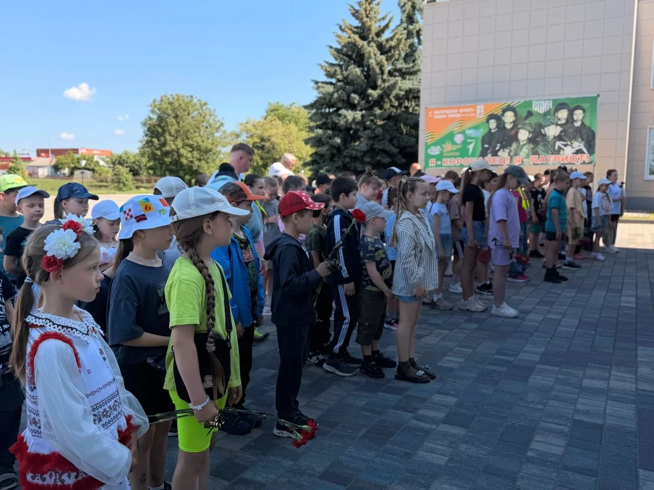 🇷🇺 Сегодня в нашей школе прошла Памятная линейка, посвящённая выпускникам школы, поги...