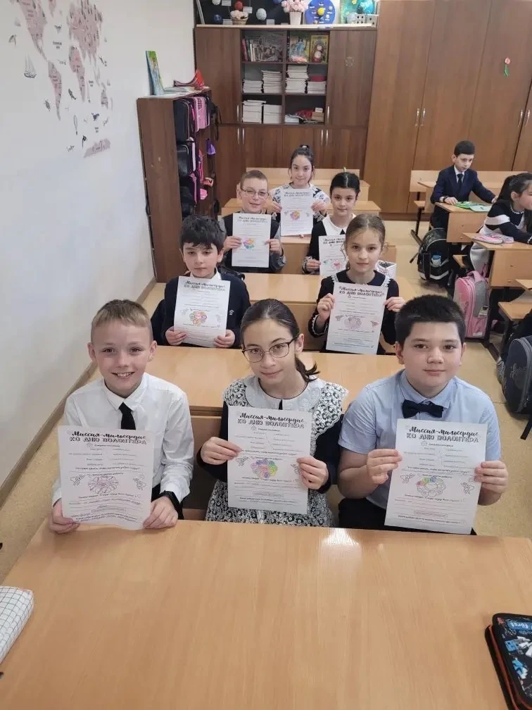 🌟 День волонтера в 4 «Б» классе! 🌟  5 декабря наши орлята начальной школы вместе с классной руководи