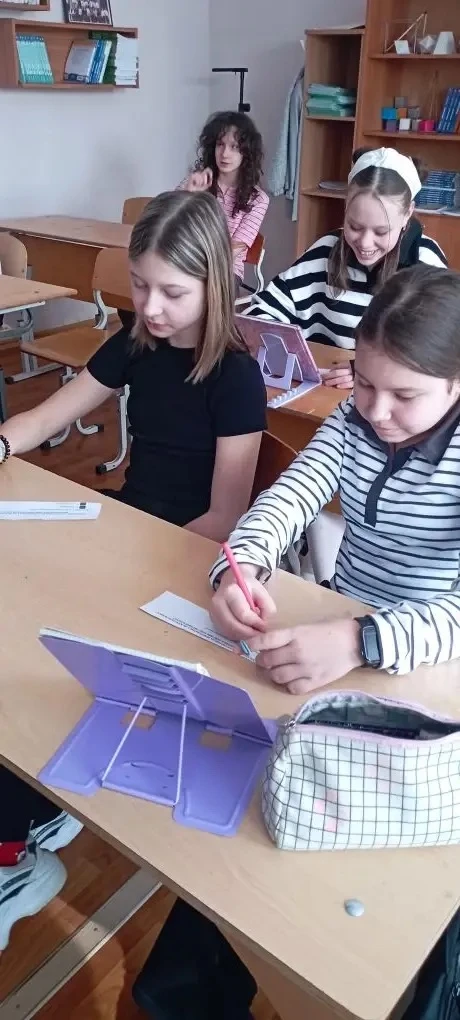 Конституция теперь есть и в 6 «И» Классе. В рамках уроков Профориентации к ребятам на урок приходят 