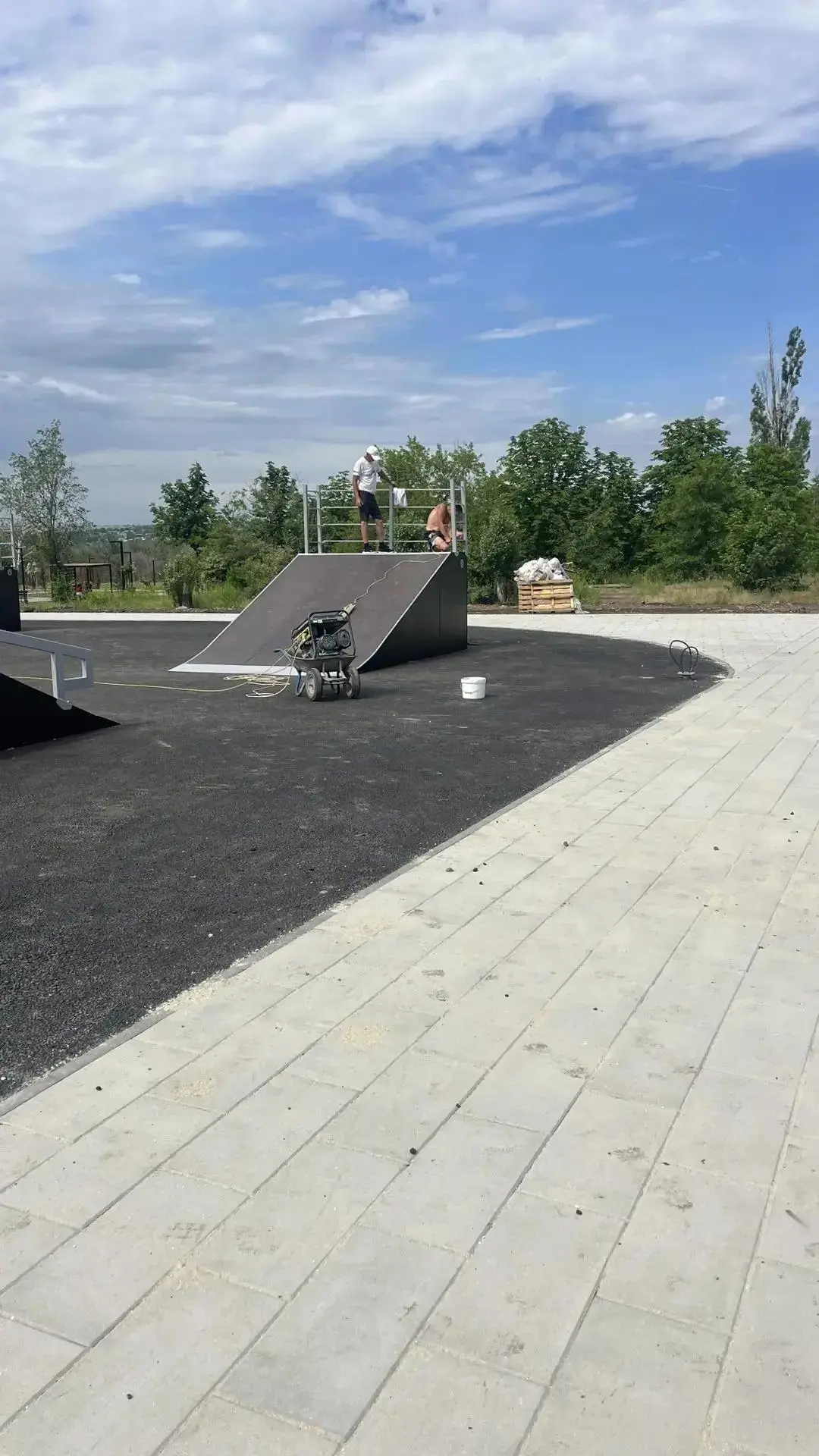 🌳 В парке «Юбилейный» городского округа Торез продолжаются  работы по созданию новой спортивной пло