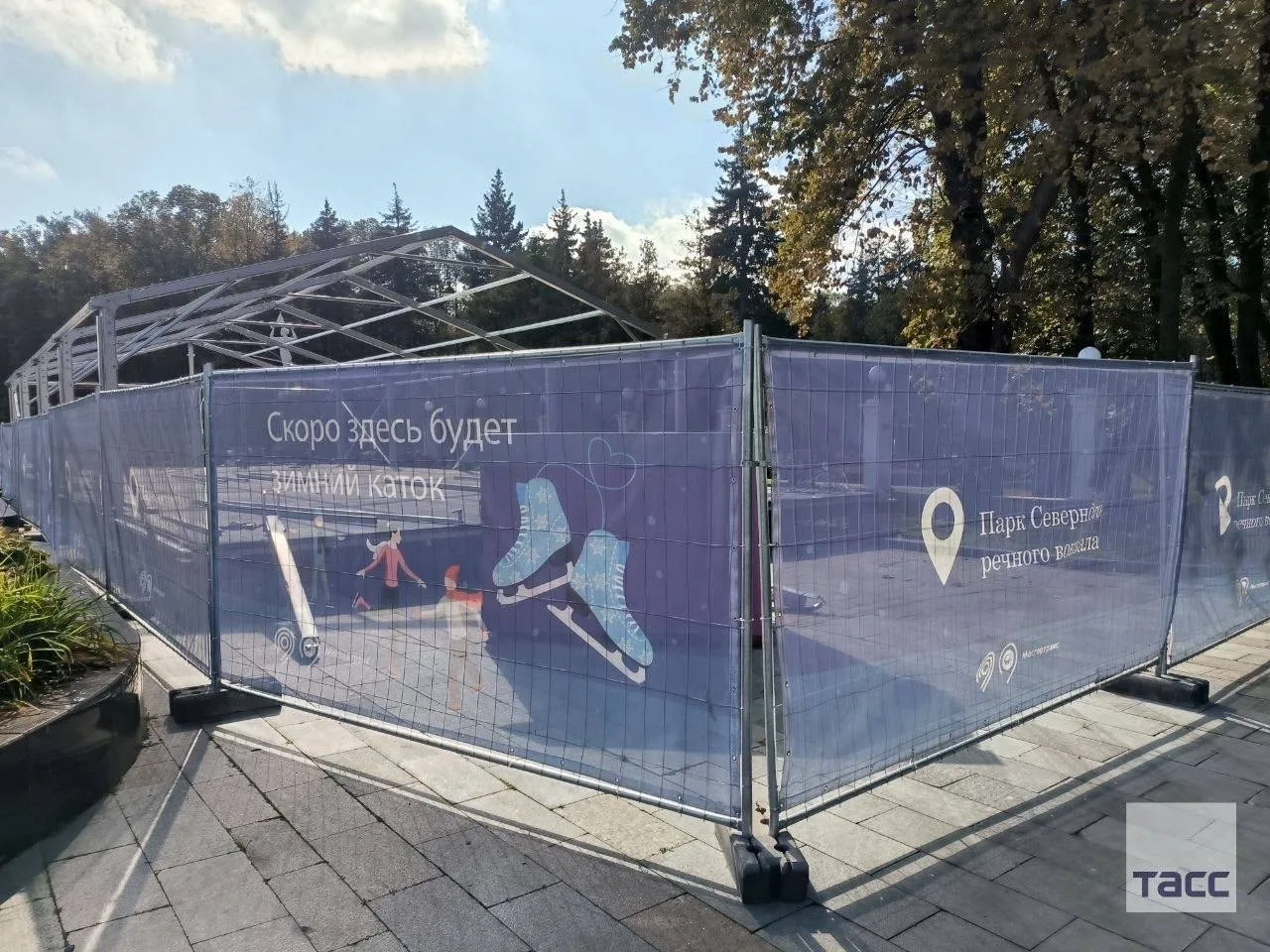А у Северного речного вокзала уже вовсю идет монтаж ледового катка ⛸️