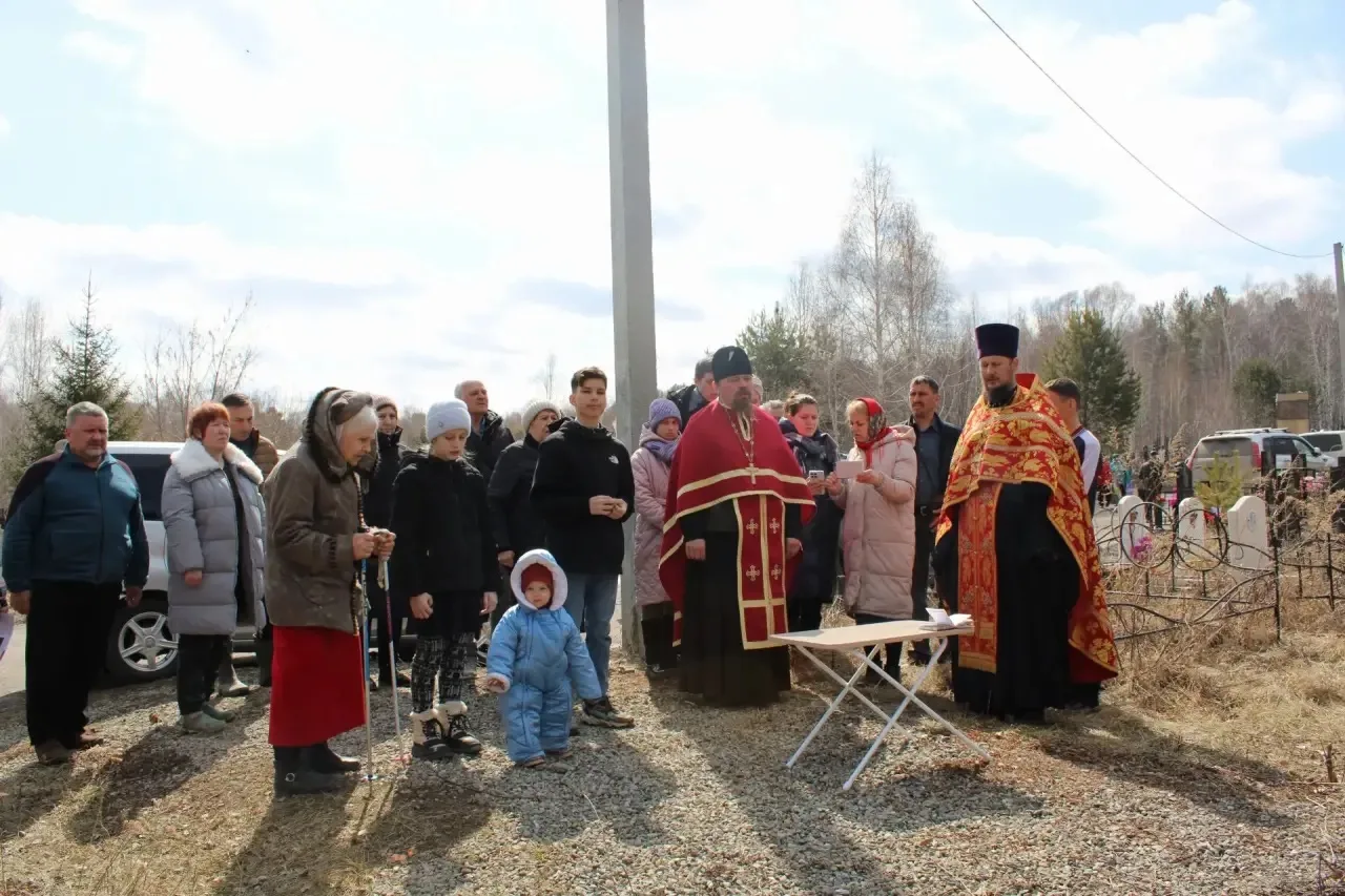 В день Радоницы на Марковском кладбище у обелиска воинам‑освободителям Великой Отечественной войны б