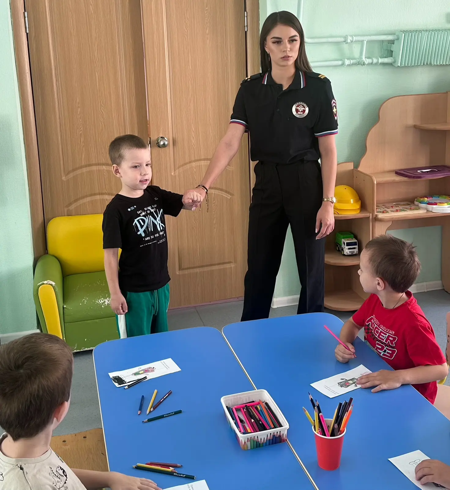 Дорожная азбука для малышей

На открытых уроках 👮‍♀️ сотрудники Госавтоинспекции в доступной форме 