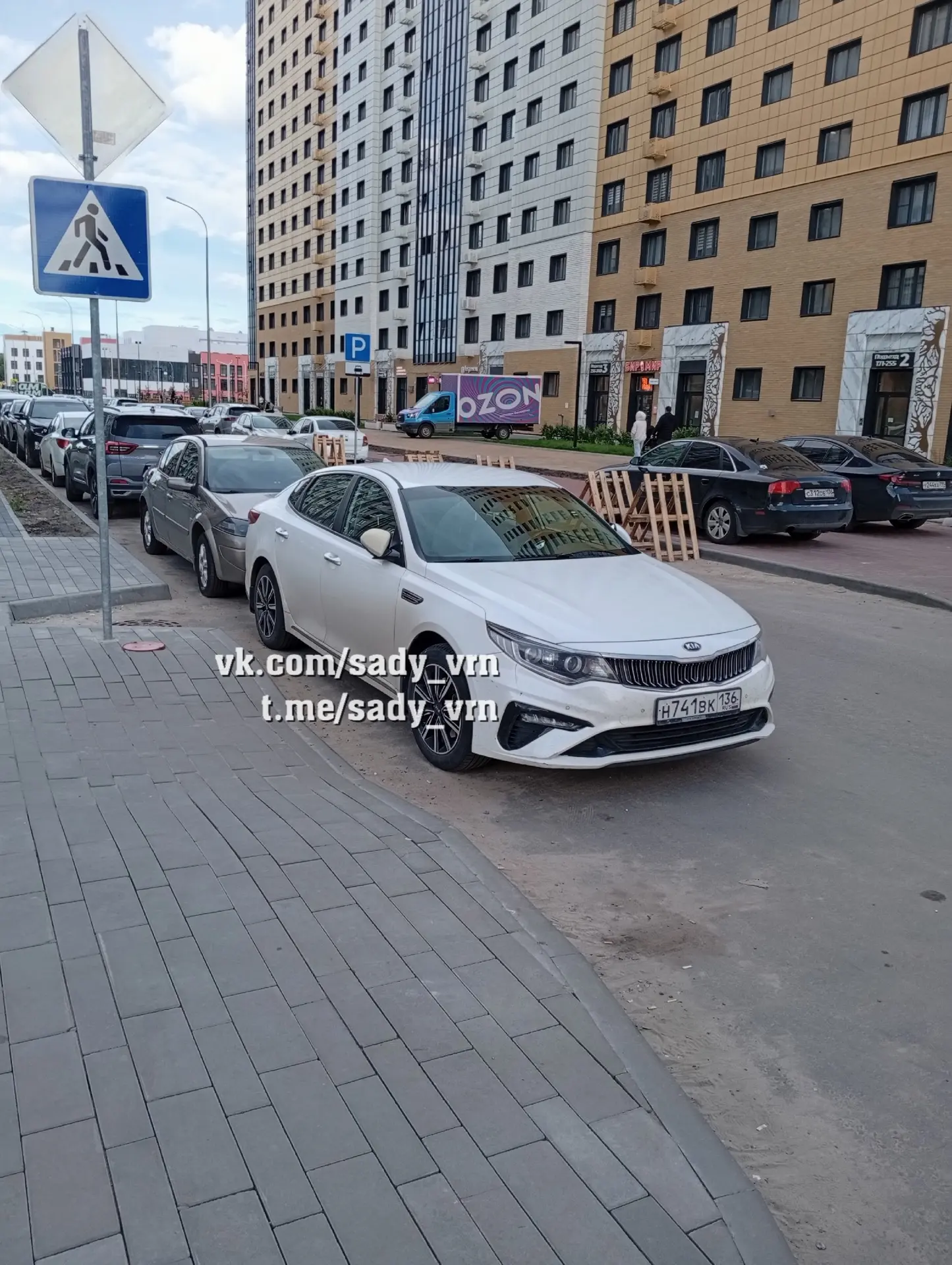 Очередной "мастер" парковки. Пешеходный переход между Пескова 6 и 3.