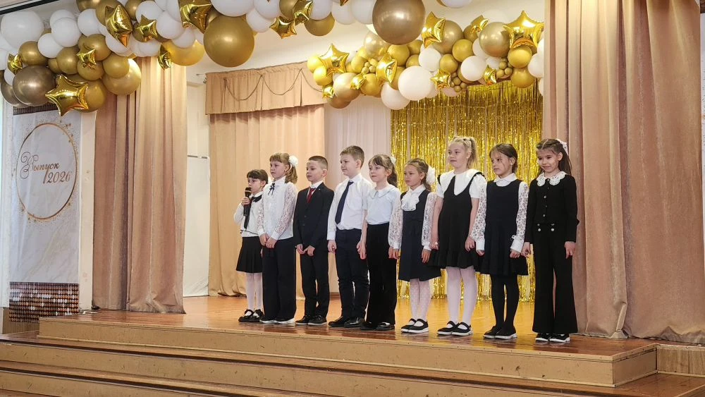 🔔 Последний звонок в 9-х классах: позади важный рубеж! 🎓✨  Это было легко, красиво и по-настоящему т
