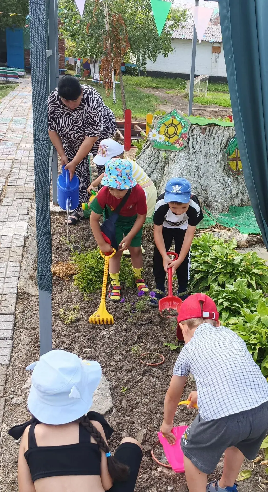 🌱 Наши ребята из средне- младшей группы активно помогают ухаживать за цветами и огород...