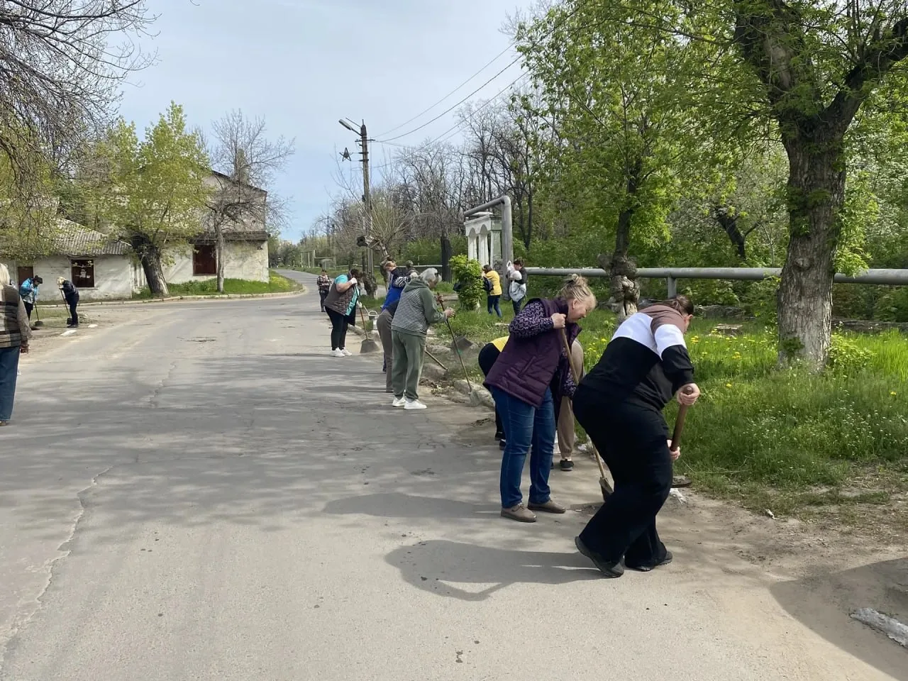 В преддверии государственных праздников — Дня Победы и Дня Луганской Народной Республики — сотрудник