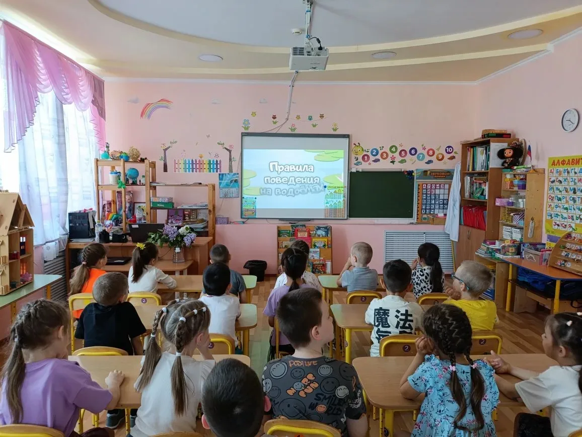 В преддверии летнего периода во всех группах детского сада с детьми проводятся тематиче...