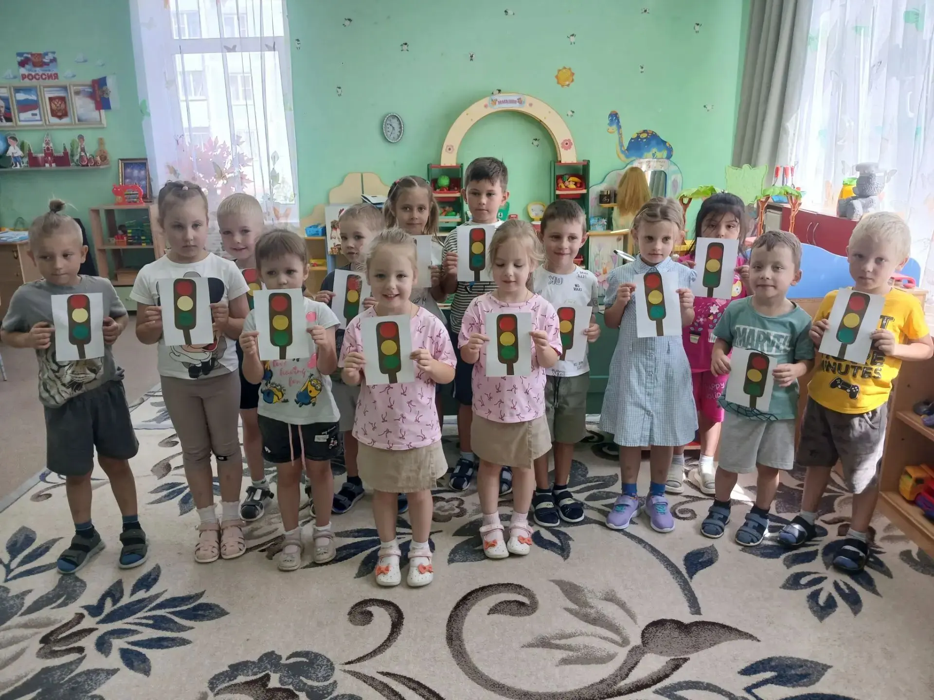 👦🚦👧 День рождения в августе празднует наш друг,
Светофор сияет ярко, встали дети в круг!
Свет зел