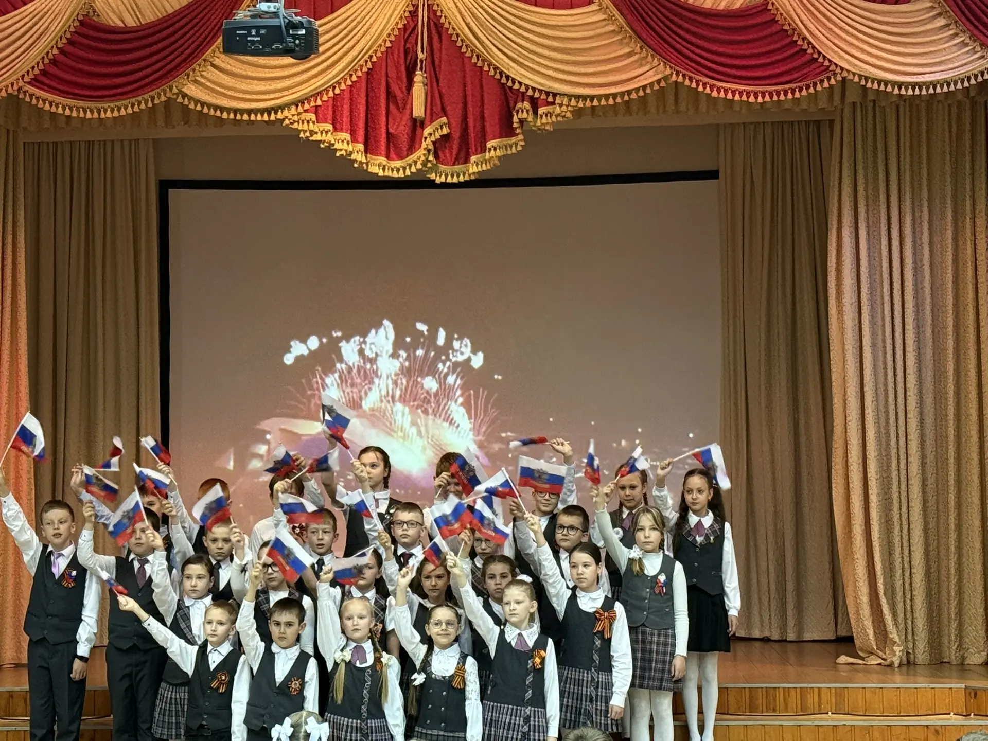 «Великие песни Победы»: Настоящая битва хоров в начальной школе! 🎤🎶✨    В нашей #Школе30 состоялось 