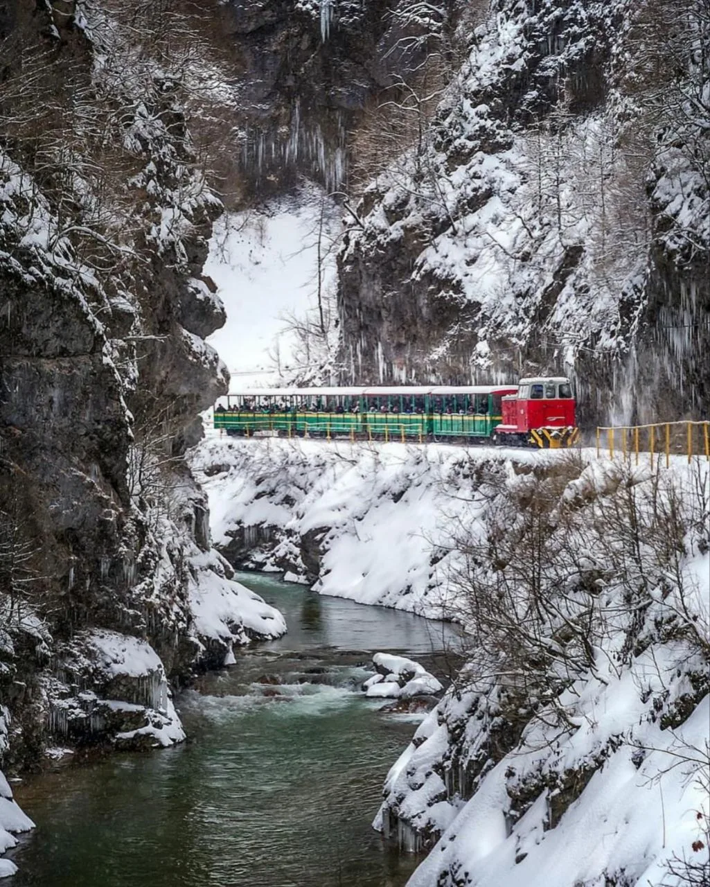 Зимняя дорога через Гуамское ущелье — поезд вдоль реки 🚂