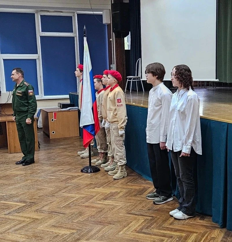 ✨ПОДНЯТИЕ ФЛАГА    🇷🇺Новая учебная неделя началась с традиционной церемонии поднятия флага Российско