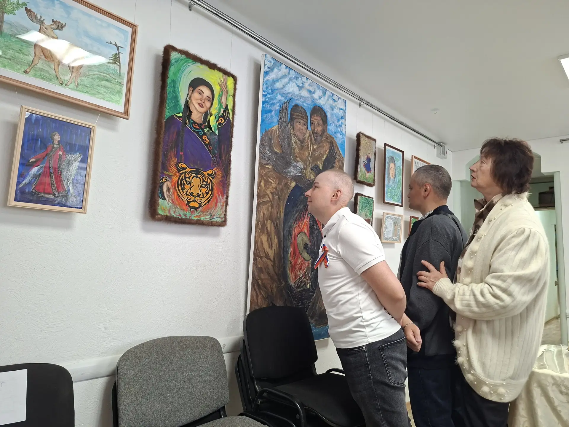 🎨 Экспозиция самобытного автора Ирины Семовой из села Датта демонстрируется в культурно-досуговом ц