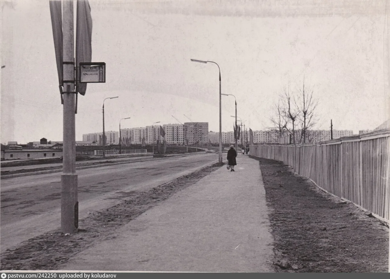 Остановка 124 автобуса Река Яуза (сейчас Менжинского 38).
