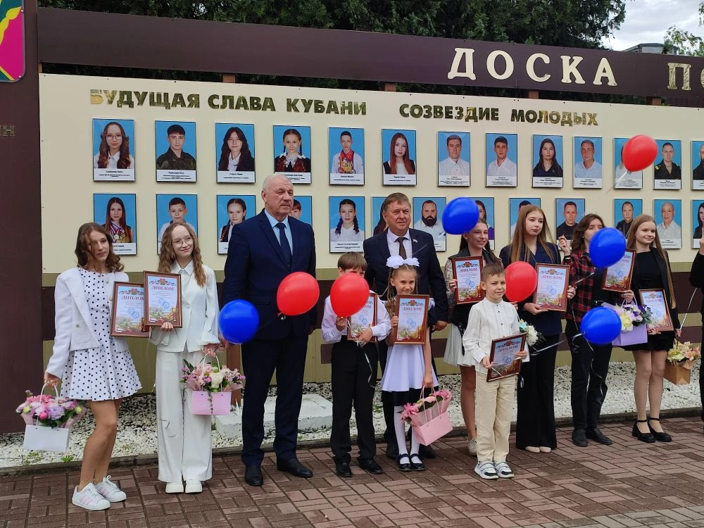 В районном Дворце культуры Кропоткина чествовали талантливых детей. Из рук первых лиц г...