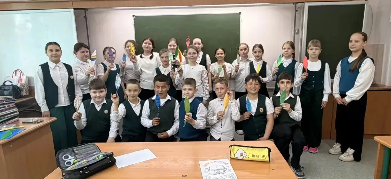 🕊️ К истокам слова на крыльях пера!  На этой неделе волонтёры нашего корпуса «ЖИЗНЬ» провели серию м