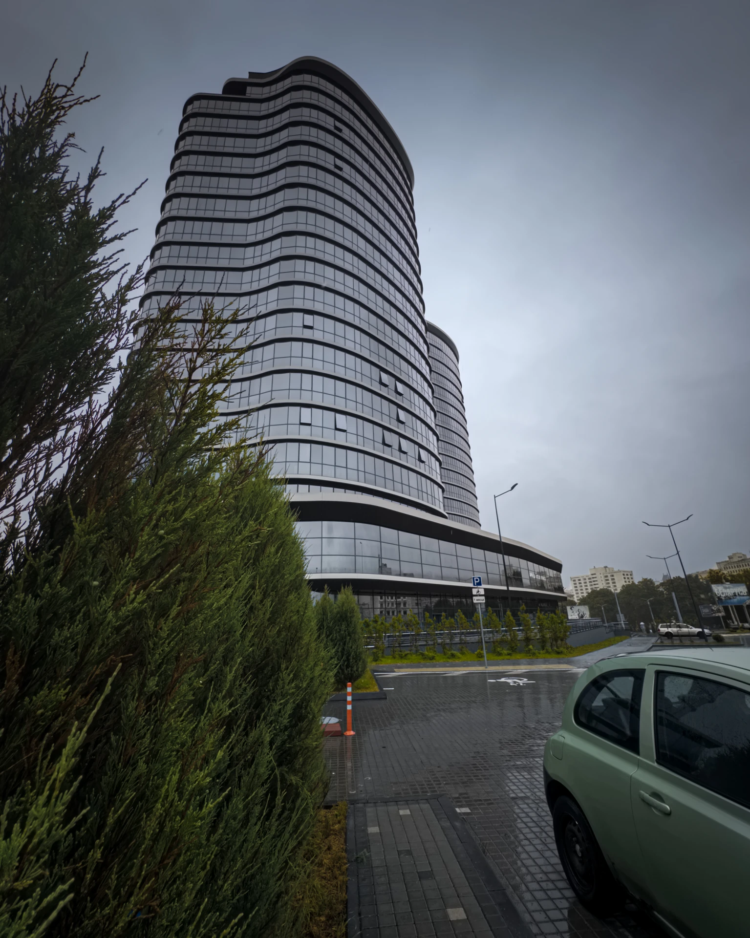 На месте многолетнего долгостроя возле площади Богушевича выросли две стеклянные башни ...