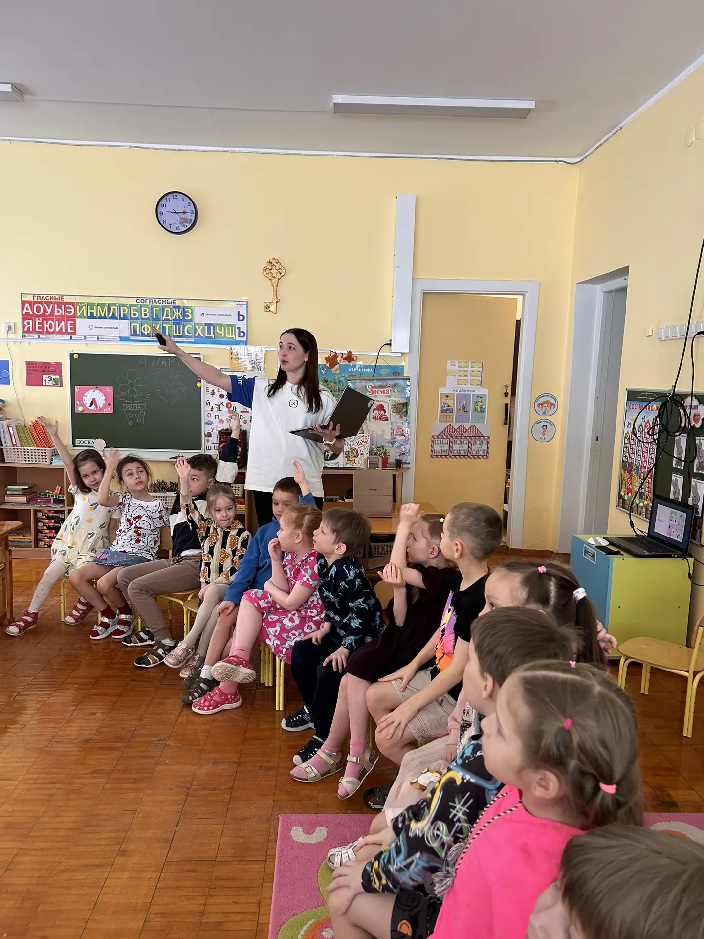 Сегодня в гостях у нас побывала мама воспитанника - Эльвира Рафисовна. Она познакомила ...