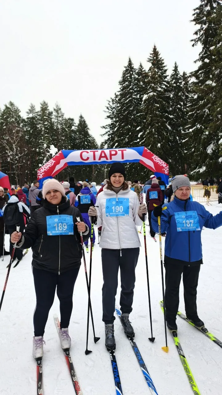 🟣 Захватывающие лыжные гонки: маленькие чемпионы на старте! ⛷️ 🏂❄️ Сегодня наши дошкольники, педагог