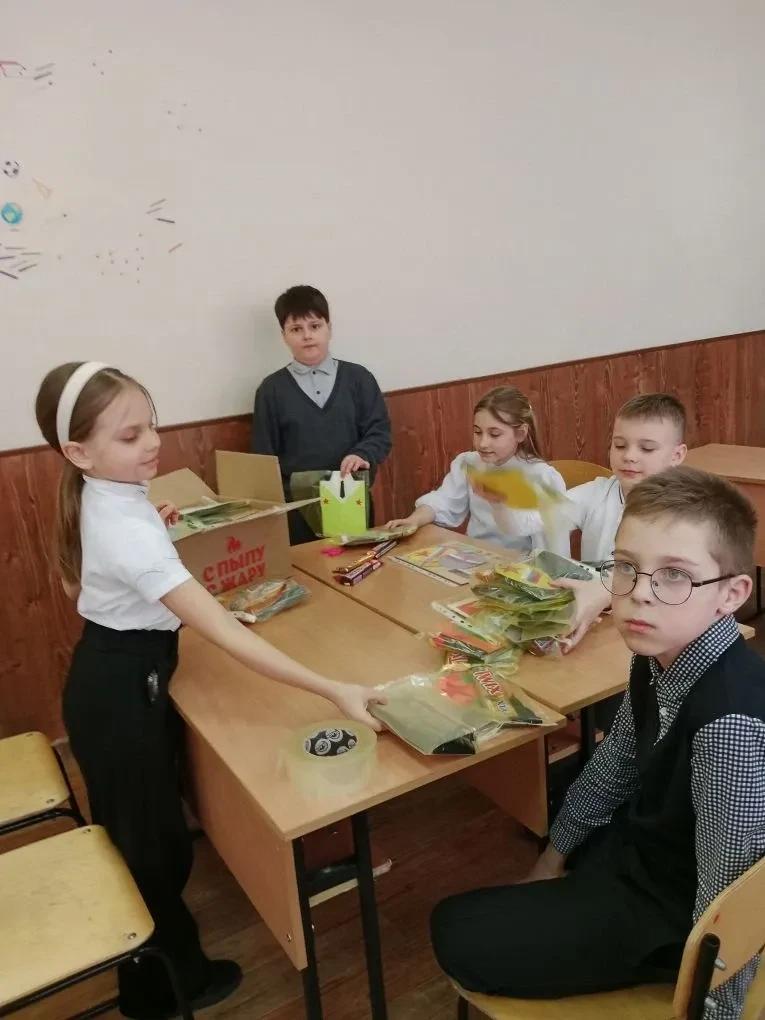 🎈 Маленькие руки делают большое дело! Ученики 3а, 3в и 2а классов решили поддержать ребят, защищающи